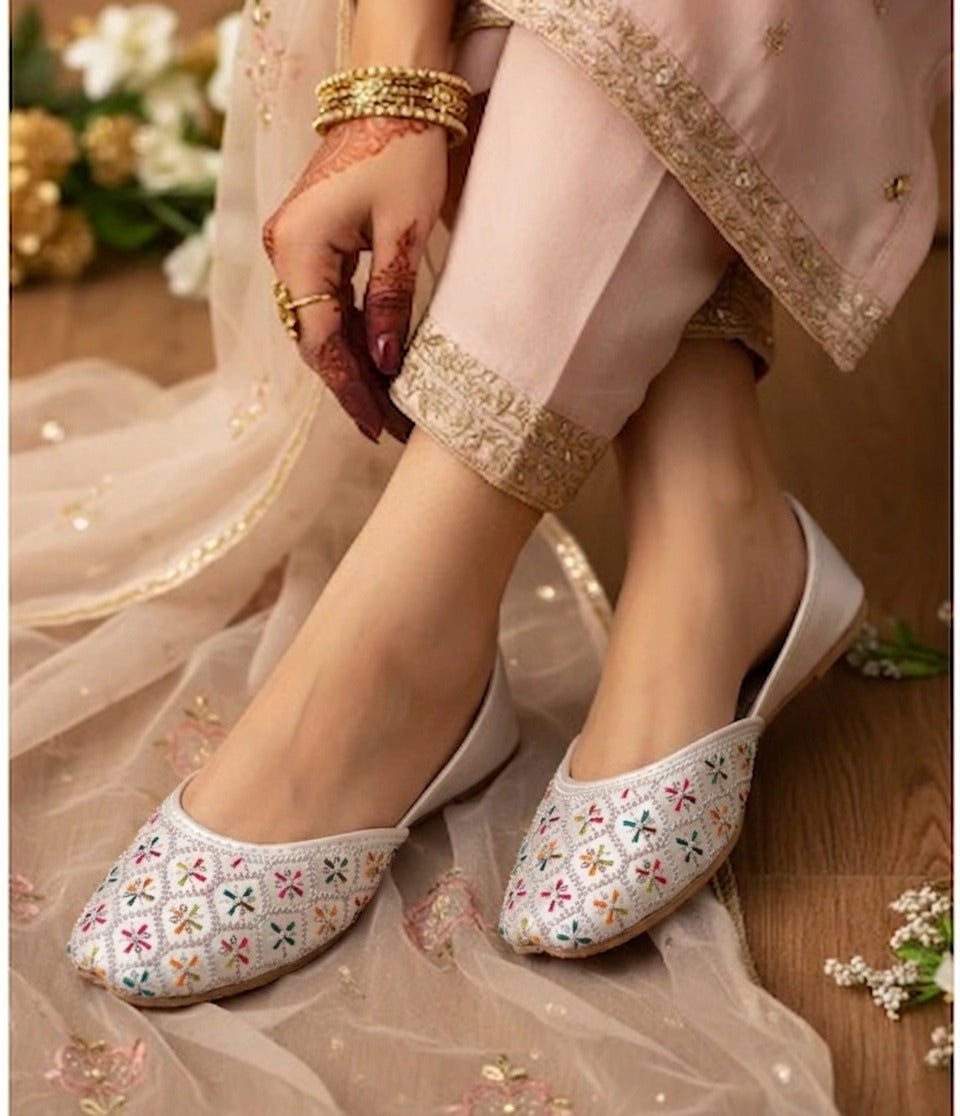Multi-Color White Khussa Punjabi Jutti