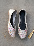 Vibrant White Khussa